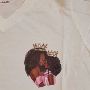 Graphic V-neck, fitted T-shirt